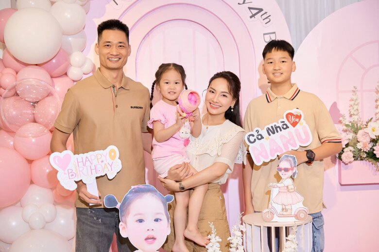 Dù bận rộn nhưng cả Bảo Thanh và ông xã đều cố gắng dành thời gian để dạy học, chơi đùa, nấu ăn cho hai nhóc tỳ.