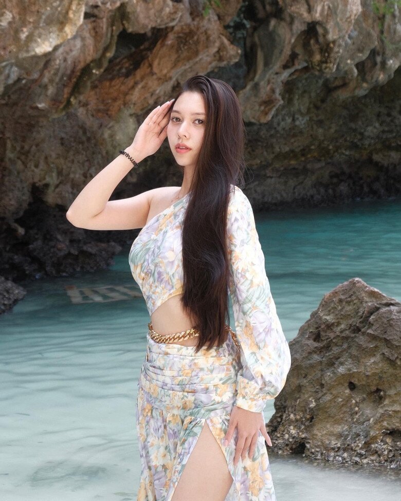 Hà Bùi sở hữu ngoại hình sắc sảo cùng số đo 3 vòng đáng mơ ước, lần lượt là 86-65-98 (cm).