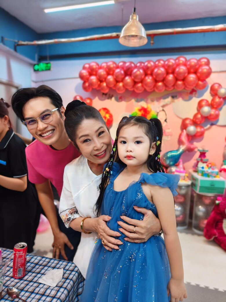 Nghệ sĩ Kim Phương cùng con trai - Tống Hạo Nhiên và cháu nội.