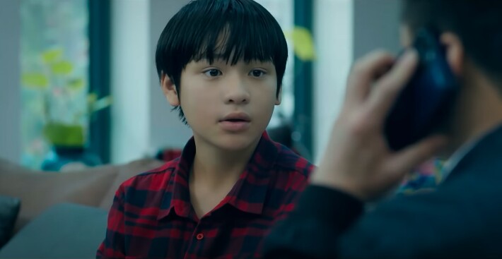 Bố mẹ Đức Phong quyết định cho con trai đi học lớp diễn viên với mong muốn giúp con mạnh dạn, hoạt bát hơn.