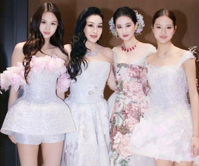 Jaden (ngoài cùng bên phải) và Cayla (ngoài cùng bên trái) từng gây sốt khi đứng chung khung hình với Lưu Diệc Phi mà nhan sắc lẫn thần thái đều không bị lấn át.