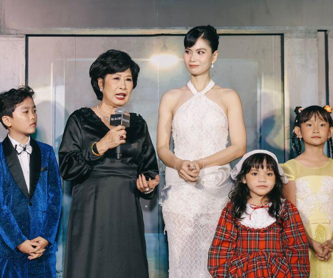 NSƯT Kim Phương (thứ 2 từ trái sang) cùng dàn diễn viên Nhà Hai Chủ.