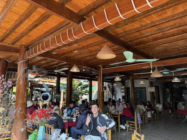 Sau thời gian tích góp, tiết kiệm, hai vợ chồng nam diễn viên đầu tư xây dựng hệ thống homestay tại quê nhà.