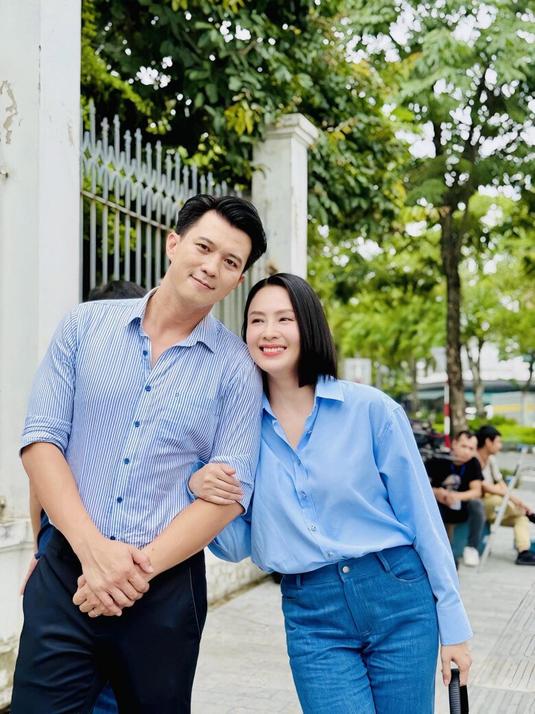 Với Chấn - một cán bộ công chức, Hà Việt Dũng ưu tiên những bộ đồ tối giản, mộc mạc.