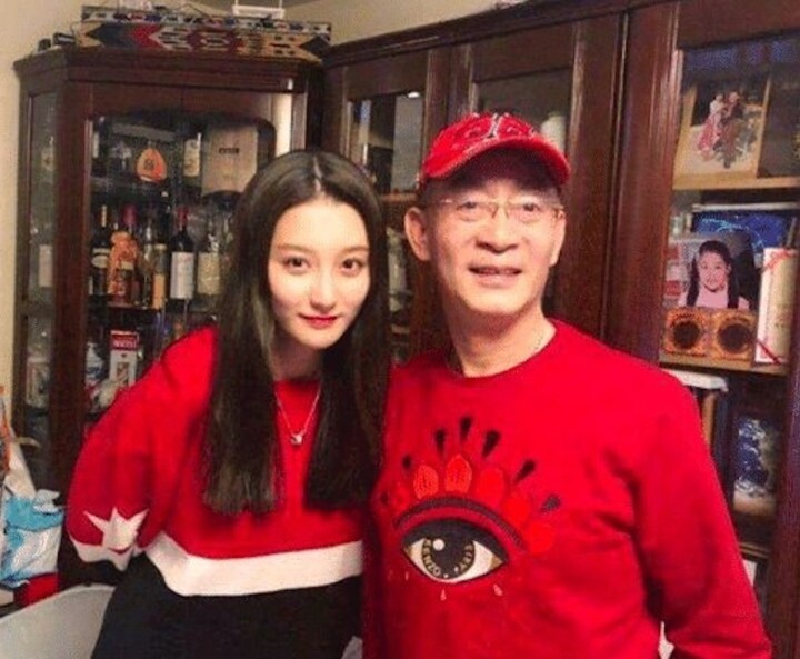 Lục Tiểu Linh Đồng và cô con gái xinh đẹp.