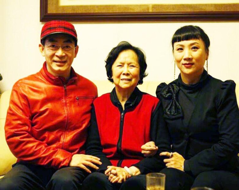 Lục Tiểu Linh Đồng và Vu Hồng chụp ảnh cùng đạo diễn Dương Khiết.