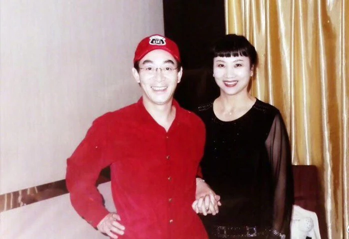 Lục Tiểu Linh Đồng luôn cảm thấy mắc nợ bà xã vì không cho Vu Hồng được một lần diện váy cưới.