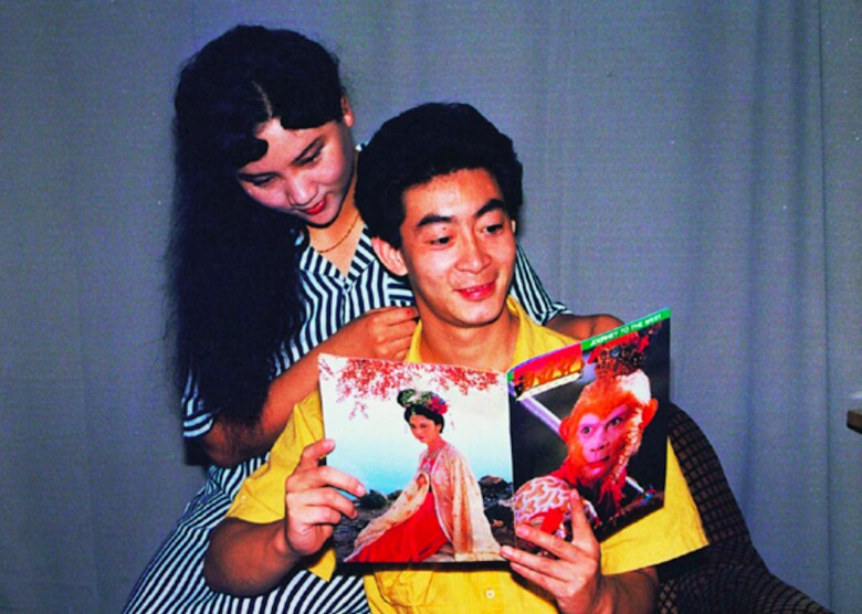 Lục Tiểu Linh Đồng và Vu Hồng phải kìm nén tình cảm trên phim trường vì đoàn phim cấm yêu đương.