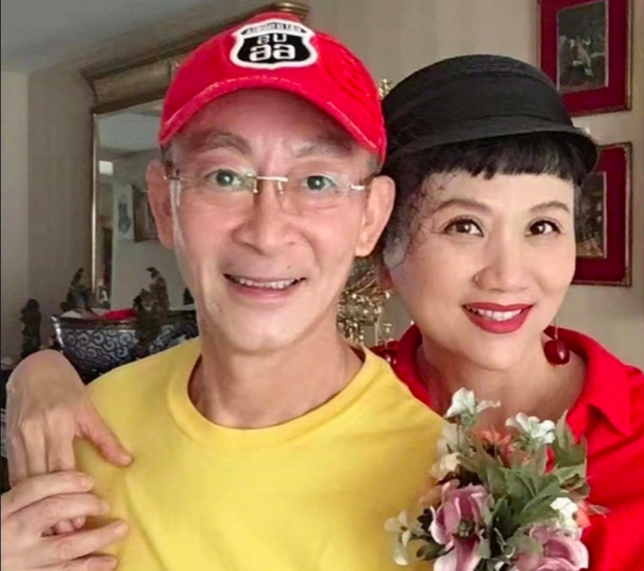 Trên trang cá nhân, cặp đôi thường chia sẻ những khoảnh khắc ngọt ngào.