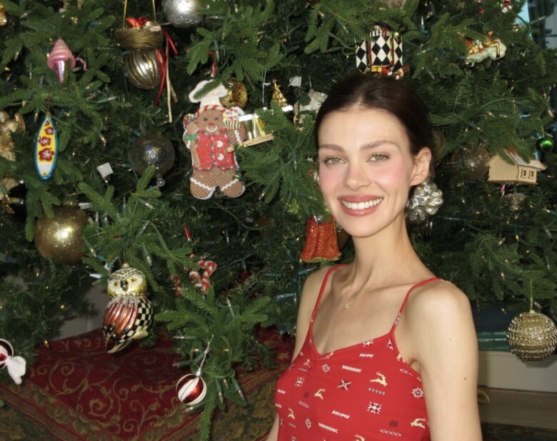 Vóc dáng gầy gò của Nicola trong loạt ảnh Giáng sinh mới là điều khiến nhiều người hâm mộ quan tâm.