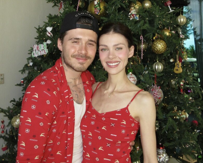 Nicola tươi cười rạng rỡ, ôm chồng tình tứ.