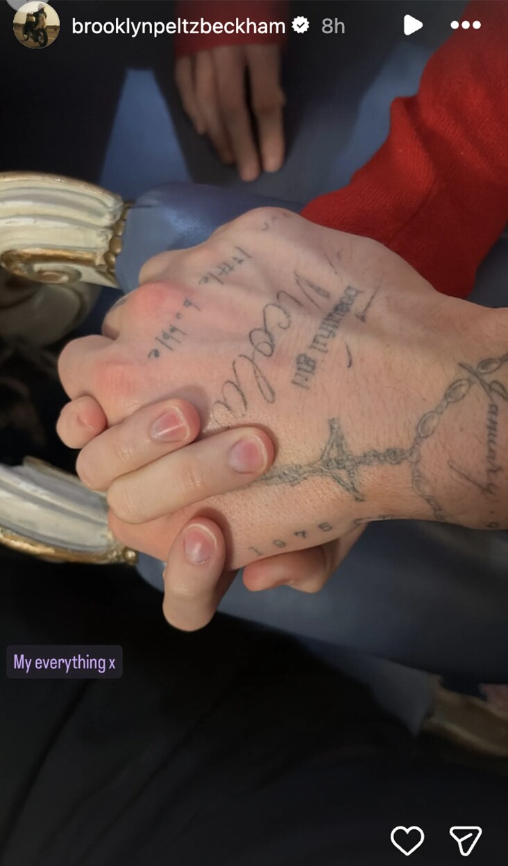 Cậu cả nhà Beckham chia sẻ bức ảnh anh nắm tay vợ.