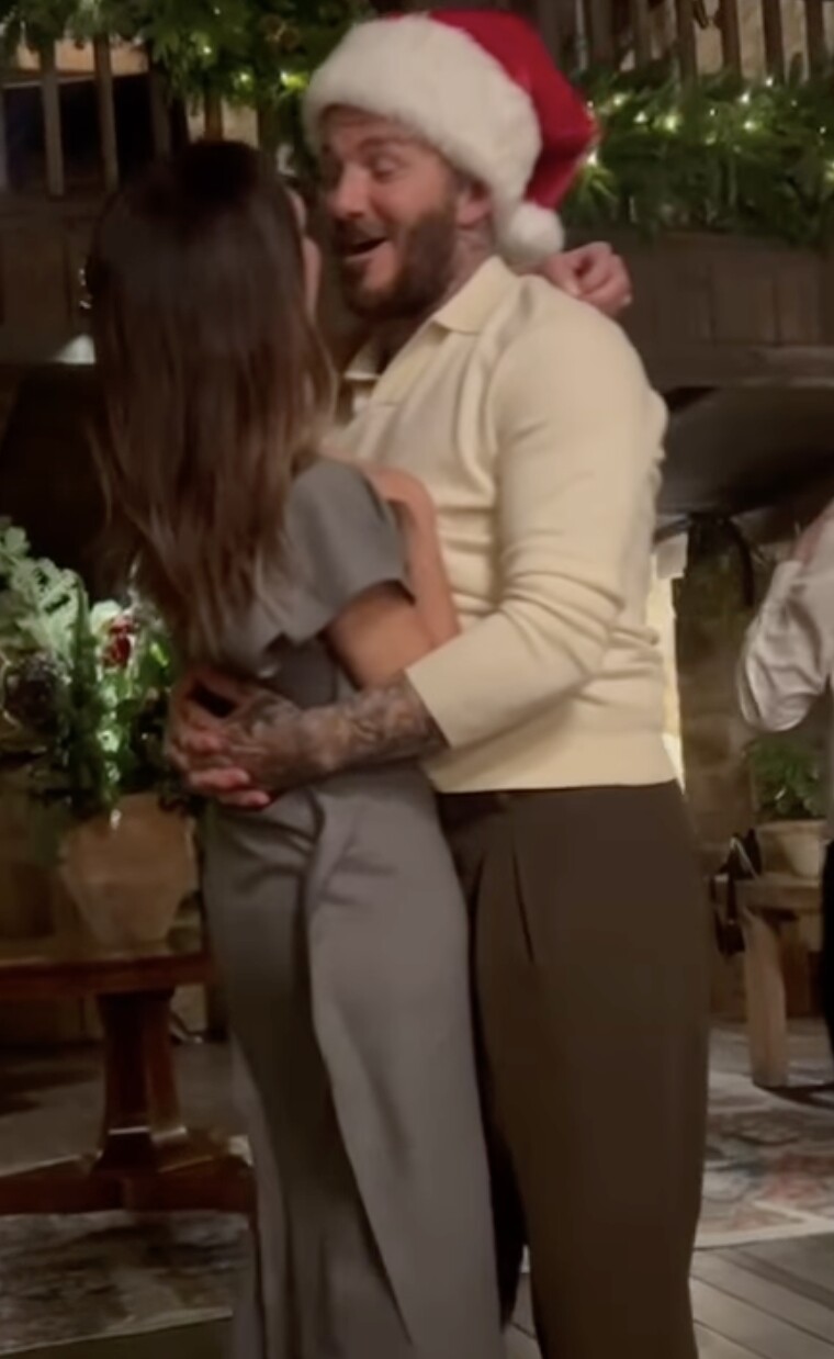 Cựu thành viên Spice Girls đăng tải video nhảy cùng chồng vào Giáng sinh.