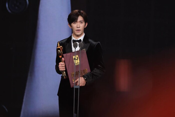 Dịch Dương Thiên Tỉ đã vượt qua những tên tuổi hàng đầu để lên ngôi Ảnh đế.