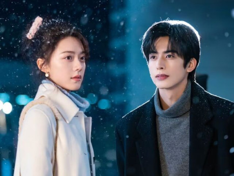 Tôi Như Ánh Dương Rực Rỡ: Phim từ truyện Cố Mạn càng chê càng hot, Triệu Kim Mạch gượng gạo, kém sắc hơn Tống Uy Long