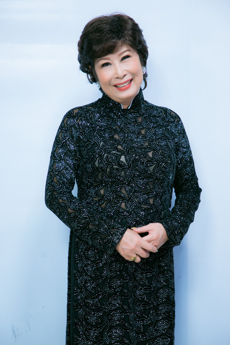 Nữ nghệ sĩ chia sẻ bà từng đam mê đến mức xin được ngồi nhắc tuồng khi không có vai diễn trên sân khấu.