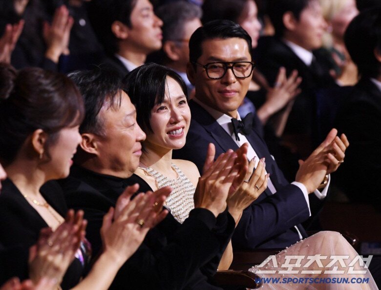 Hyun Bin không quên gửi lời cảm ơn tới bà xã Son Ye Jin và con trai của cặp đôi.