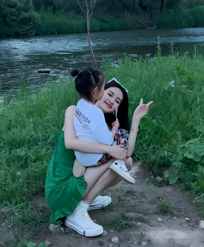 Hiện con gái của Tôn Di đang sống cùng bà ngoại, chỉ thi thoảng đi chơi với mẹ.