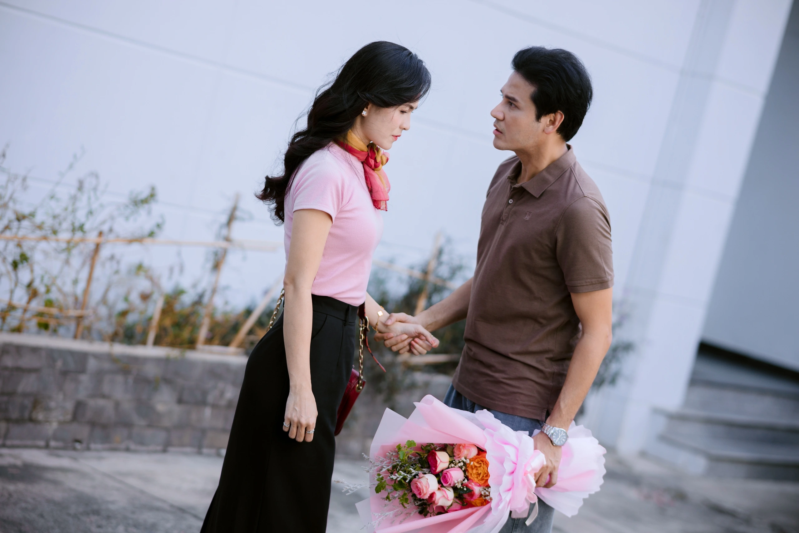 Diễn viên Anh Tài và Thùy Trang trong một phân cảnh của phim.