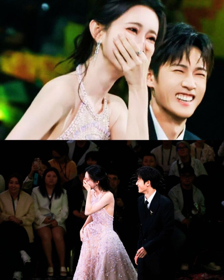 Nữ diễn viên vừa cười vừa lấy tay che miệng để chữa ngượng.