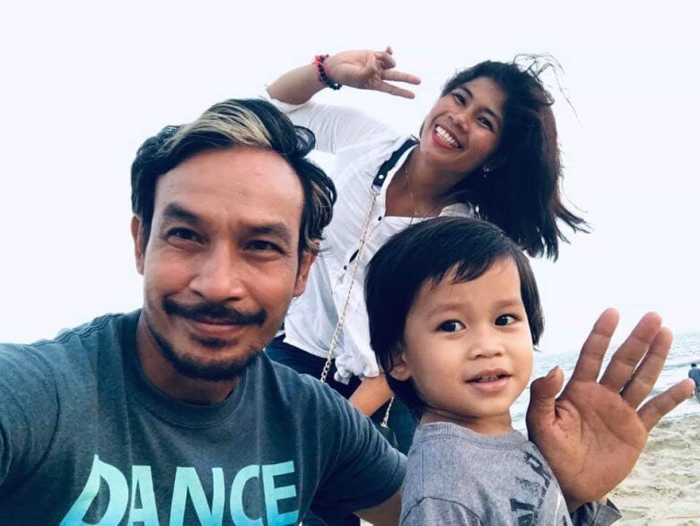 Hai vợ chồng Thạch Kim Long và con trai nhỏ.