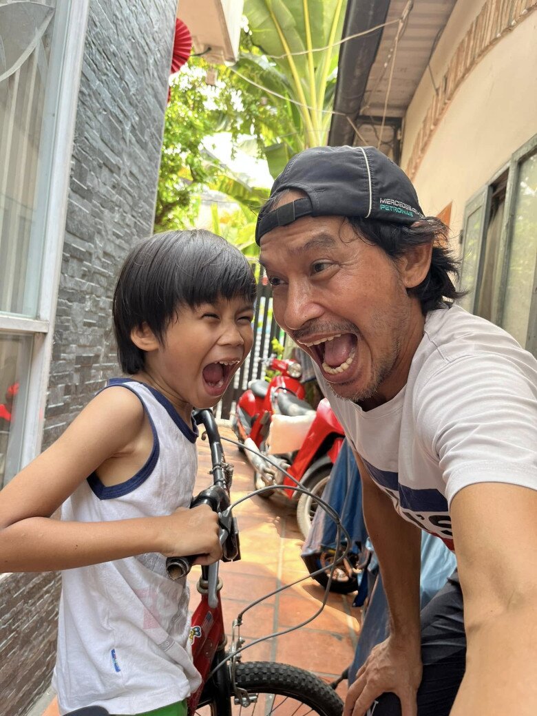 Hình ảnh nam diễn viên chơi đùa bên con trai 8 tuổi - Win Won.