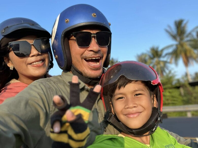 Thạch Kim Long ngoài đời được miêu tả là người hiền lành, kiệm lời, chất phác.