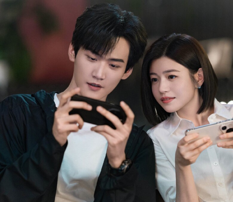 Giữa cả hai vẫn có khoảng cách khó xoá nhoà về tuổi tác và thân phận.