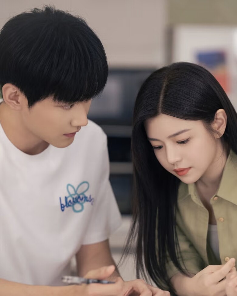 “Mối tình chị em” khi lên phim không bị rơi vào tình cảnh “đôi đũa lệch” mà vẫn giữ được sự lãng mạn, ngọt ngào.