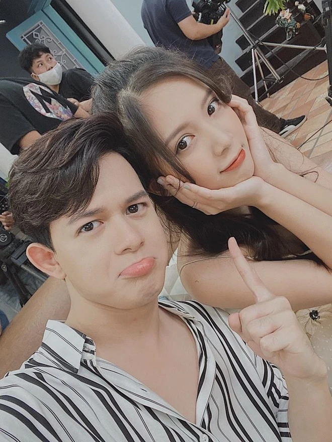 Ngọc Huyền khen Quang Anh thông minh, nhiều lần hỗ trợ cô trong việc lấy cảm xúc để diễn tốt hơn.