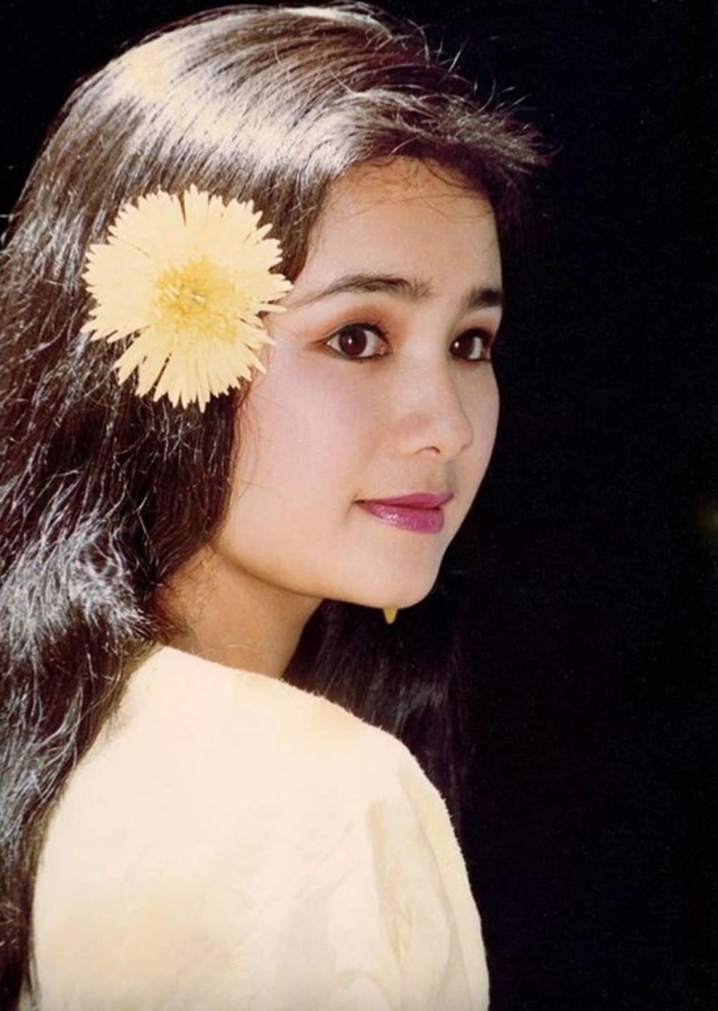 Năm 16 tuổi, nữ nghệ sĩ đã lọt vào mắt xanh của các đạo diễn trong Đoàn nghệ thuật Quân khu 2.