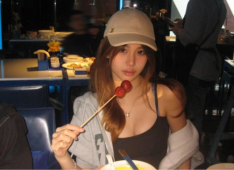 Cayla sở hữu đường nét khuôn mặt vô cùng tinh xảo, được cho là bản sao của Chung Lệ Đề thời trẻ.