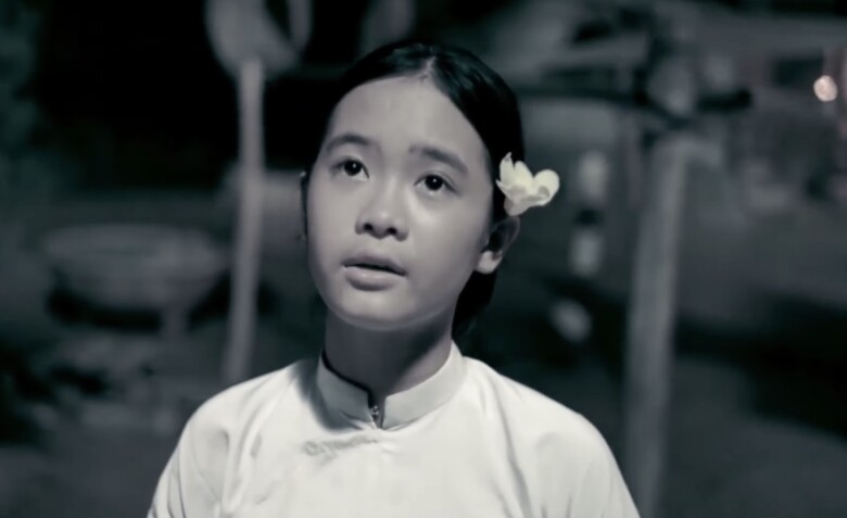 Cảnh bé Ngô khoác trên mình chiếc áo dài lụa và ngân nga hát trong đêm đã in hằn vào tâm trí không ít người xem.