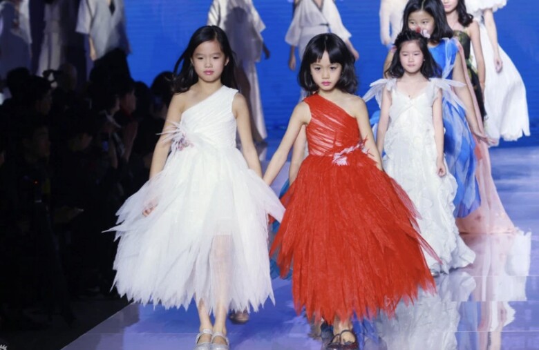 Từ nhỏ, Jaden Trương Tư Tiệp (trái) và Cayla Trương Khải Lâm (phải) đã thường xuất hiện trên sàn diễn.