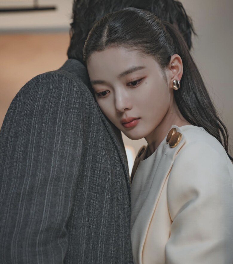 Baek Ah Jin (Kim Yoo Jung) là một nữ diễn viên hạng A mang chiếc mặt nạ hào nhoáng hoàn hảo để che giấu tâm lý méo mó.