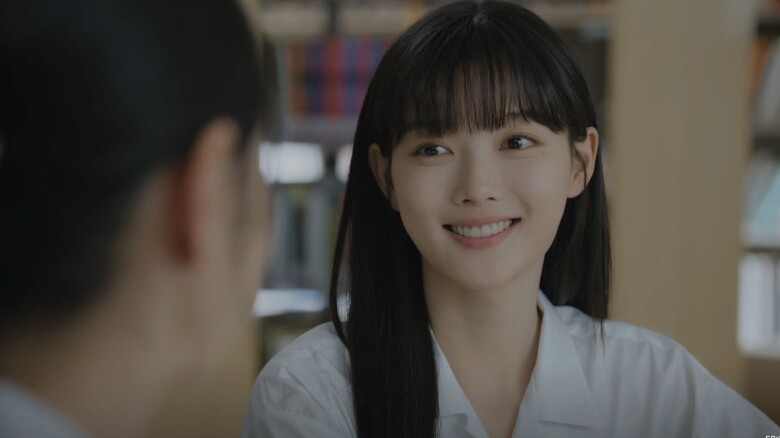 Ah Jin mang vẻ ngoài của một cô gái ngây thơ.