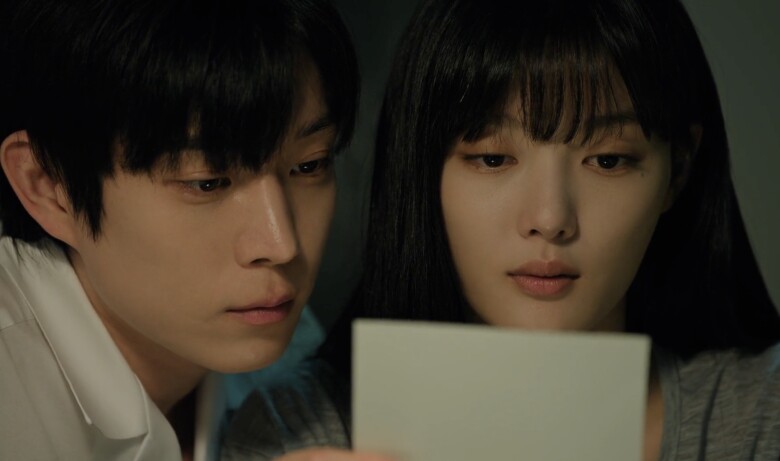 Joon Seo luôn bảo vệ và bao che cho mọi tội lỗi của Ah Jin.