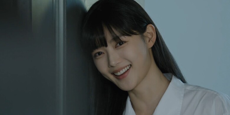 Cũng là cười nhưng nụ cười khi Ah Jin ra tay với X lại khiến khán giả ớn lạnh.