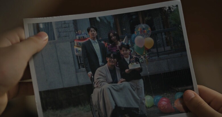 Chỉ bằng một bức ảnh, Ah Jin nhận ra bố ruột của Joon Seo là tài xế chứ không phải ông bố đã khuất.