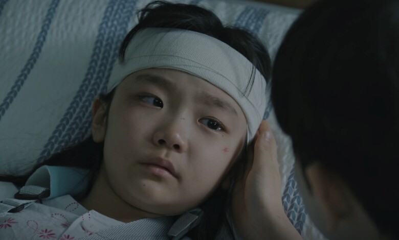 Ah Jin cố tình ngã xuống từ cửa sổ tầng cao.