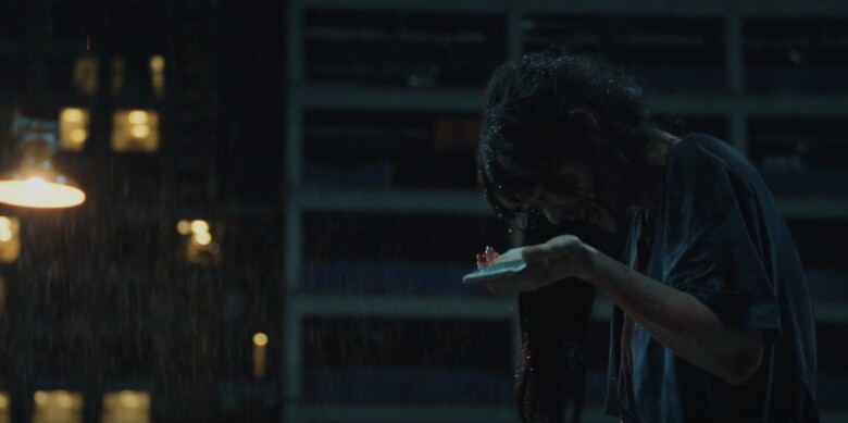 Sau khi xuống tay với bố ruột, Ah Jin gọi cấp cứu, cúp máy xong liền cười khoái chí.