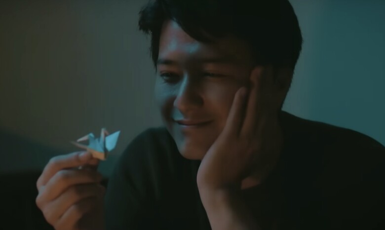 Anh vẫn giữ con hạc giấy mà Minh tặng.