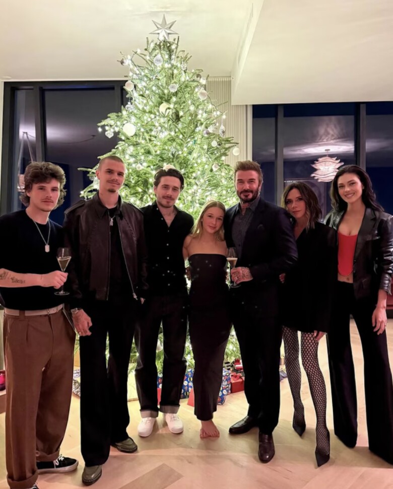 Lần cuối cùng vợ chồng Brooklyn chung khung hình với nhà Becks là Giáng sinh năm 2024.