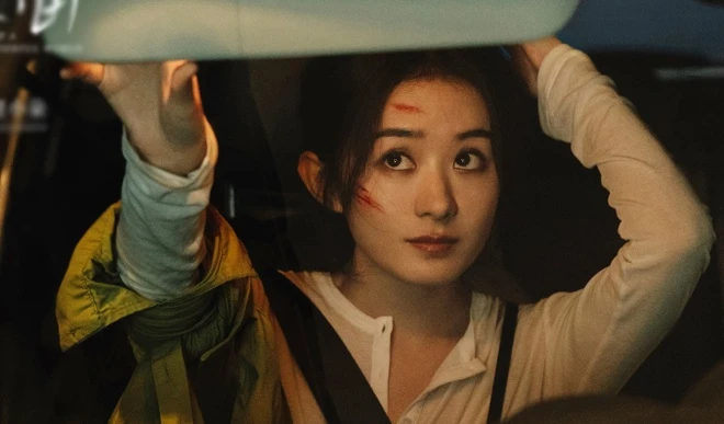 Đài từ của cô bị nhận xét là âm điệu rời rạc, phát âm thiếu sự tròn vành rõ chữ.