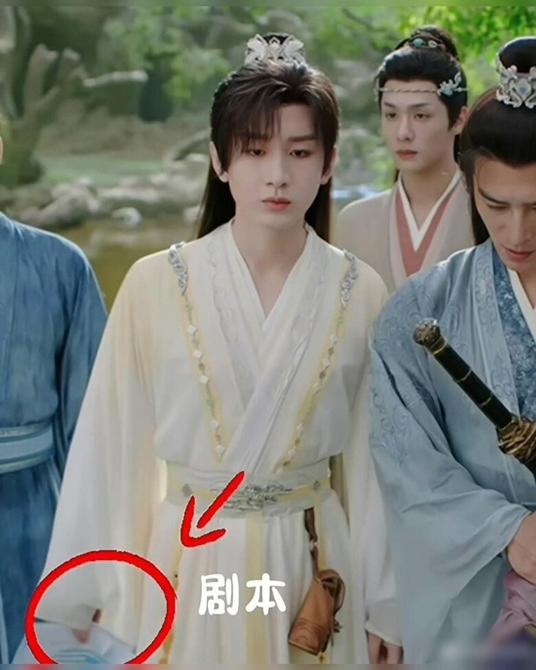 Thành Nghị đang diễn mà tay vẫn cầm cuốn kịch bản do không thuộc thoại.