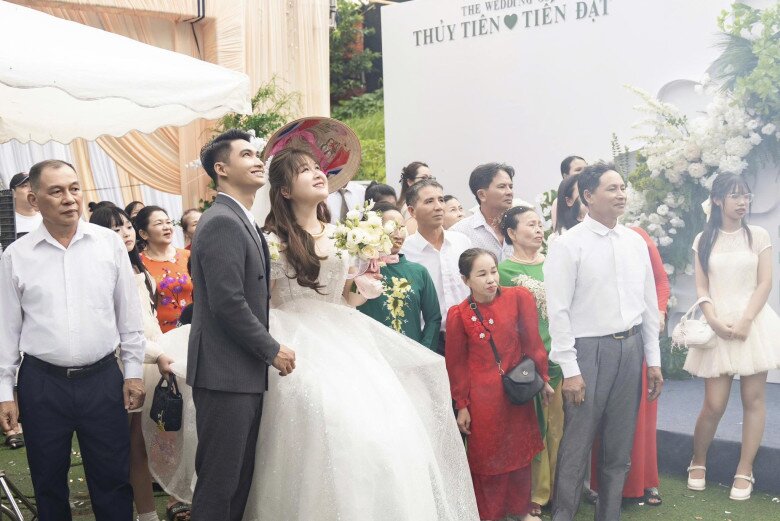 Đám cưới được tổ chức tại tư gia dưới sự chứng kiến của 2 bên gia đình và bạn bè thân thiết.