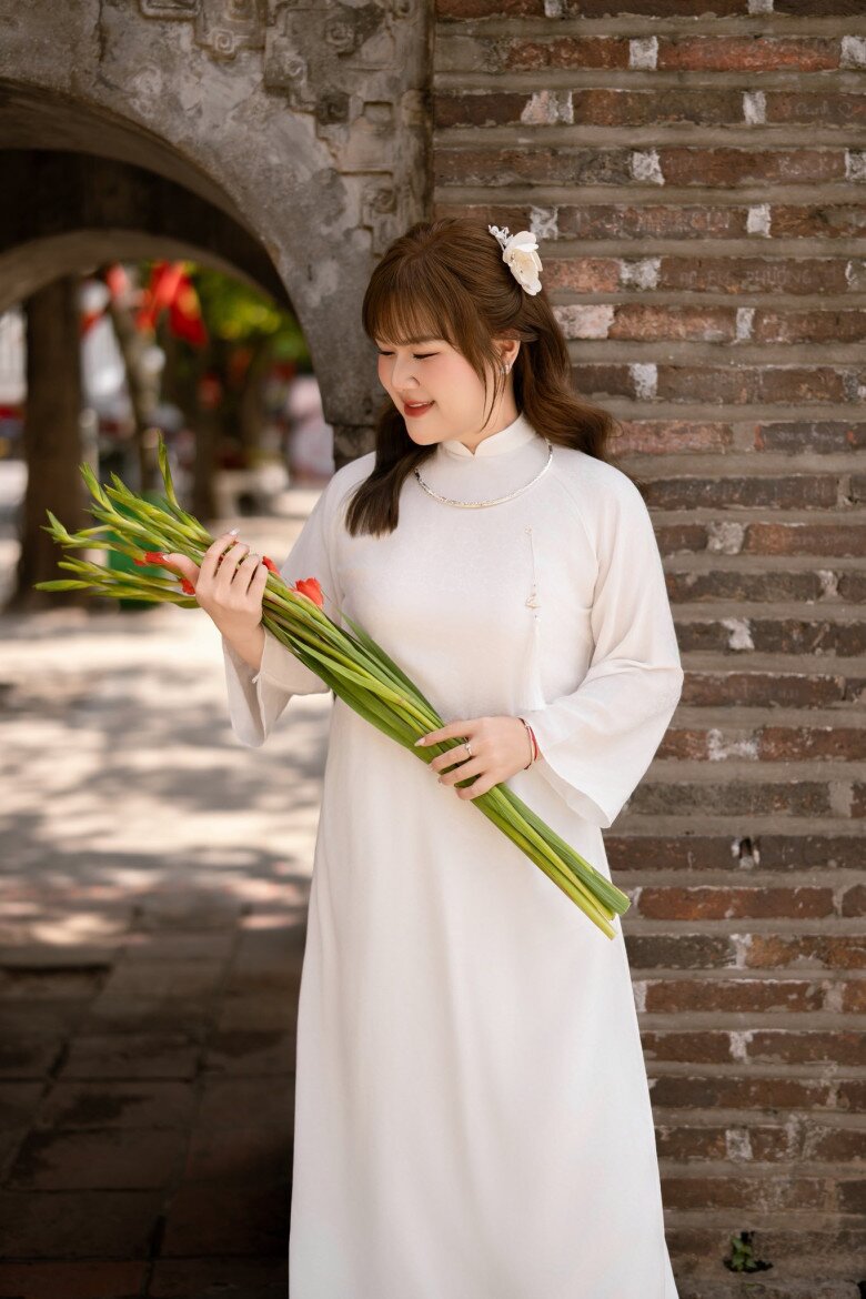 Ngoài đời, Thuỷ Tiên được đánh giá là một cô gái thân thiện, tích cực và dễ mến.