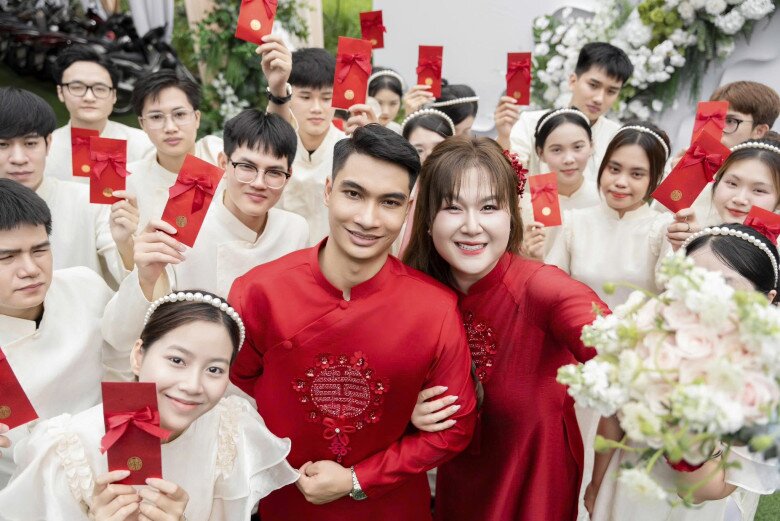 Ông xã của Ngô Thuỷ Tiên là Lê Tiến Đạt, anh có niềm đam mê với bộ môn thể hình, bóng chuyền, chạy bộ…