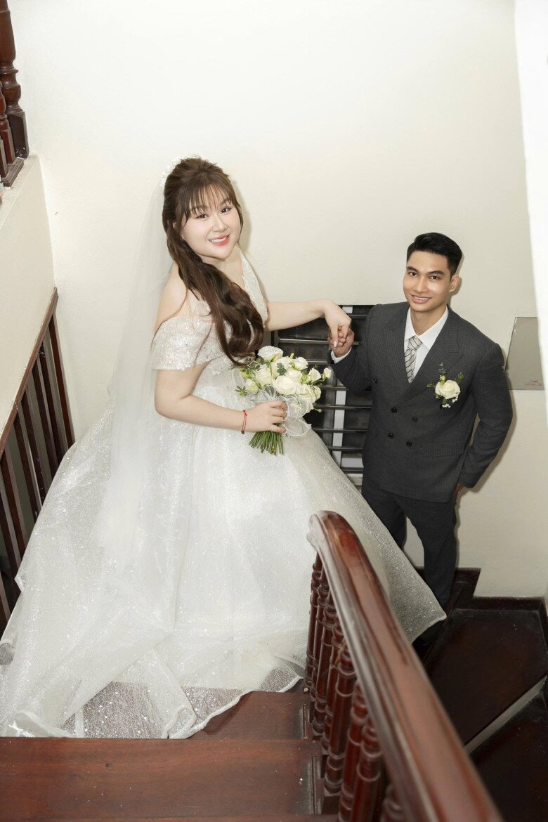 Thuỷ Tiên cười rạng rỡ, tràn ngập hạnh phúc khi sánh vai bên chú rể lịch lãm.