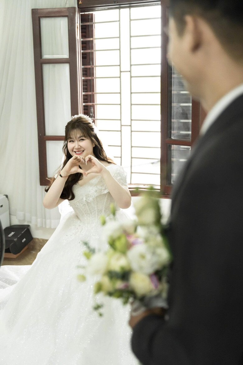 Ngô Thuỷ Tiên xinh đẹp trong bộ váy trắng, nữ diễn viên trang điểm nhẹ nhàng, tinh tế.